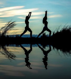 yoga silhouette femmes