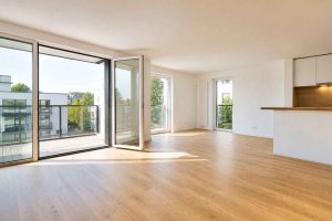 Intérieur d’un appartement neuf moderne lumineux illustrant les avantages du logement neuf et son confort