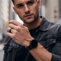Les bijoux en acier inoxydable noir mat sont la tendance 2026 pour les hommes. Bracelet et bague au style moderne et résistant