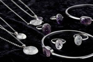 Explorez cette collection de bijoux en acier inoxydable associés à des pierres naturelles comme le quartz et l'améthyste pour un style unique et durable