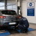 Centre de contrôle technique agréé en France : découvrez comment se déroule l'inspection de votre véhicule sur le banc de freinage. Contrôle obligatoire tous les 2 ans