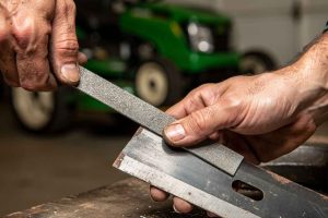 Apprenez à affûter les lames de votre tondeuse pour une coupe nette et précise. Guide étape par étape pour un entretien optimal
