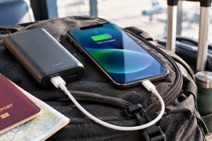 Une batterie externe bien choisie évite les pannes d'énergie en déplacement, à condition de respecter les règles de capacité en avion