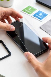 Un verre trempé bien posé protège efficacement l'écran de votre smartphone contre les chocs et les rayures du quotidien